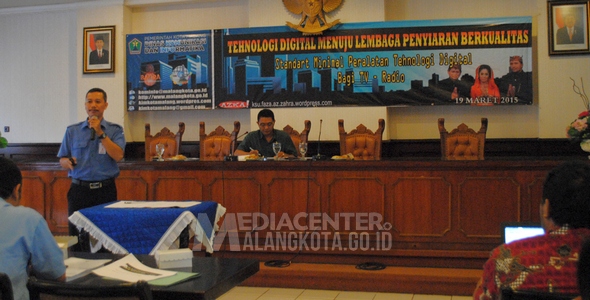Kepala Seksi Operasi, Pemeliharaan dan Perbaikan Balai Monitor Spektru Frekuensi Radio Kelas II Surabaya, Syamsul Huda memaparkan tentang radio di masa depan, Kamis (19/03)